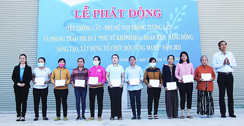 Phát động phong trào phụ nữ tham gia trồng cây xanh