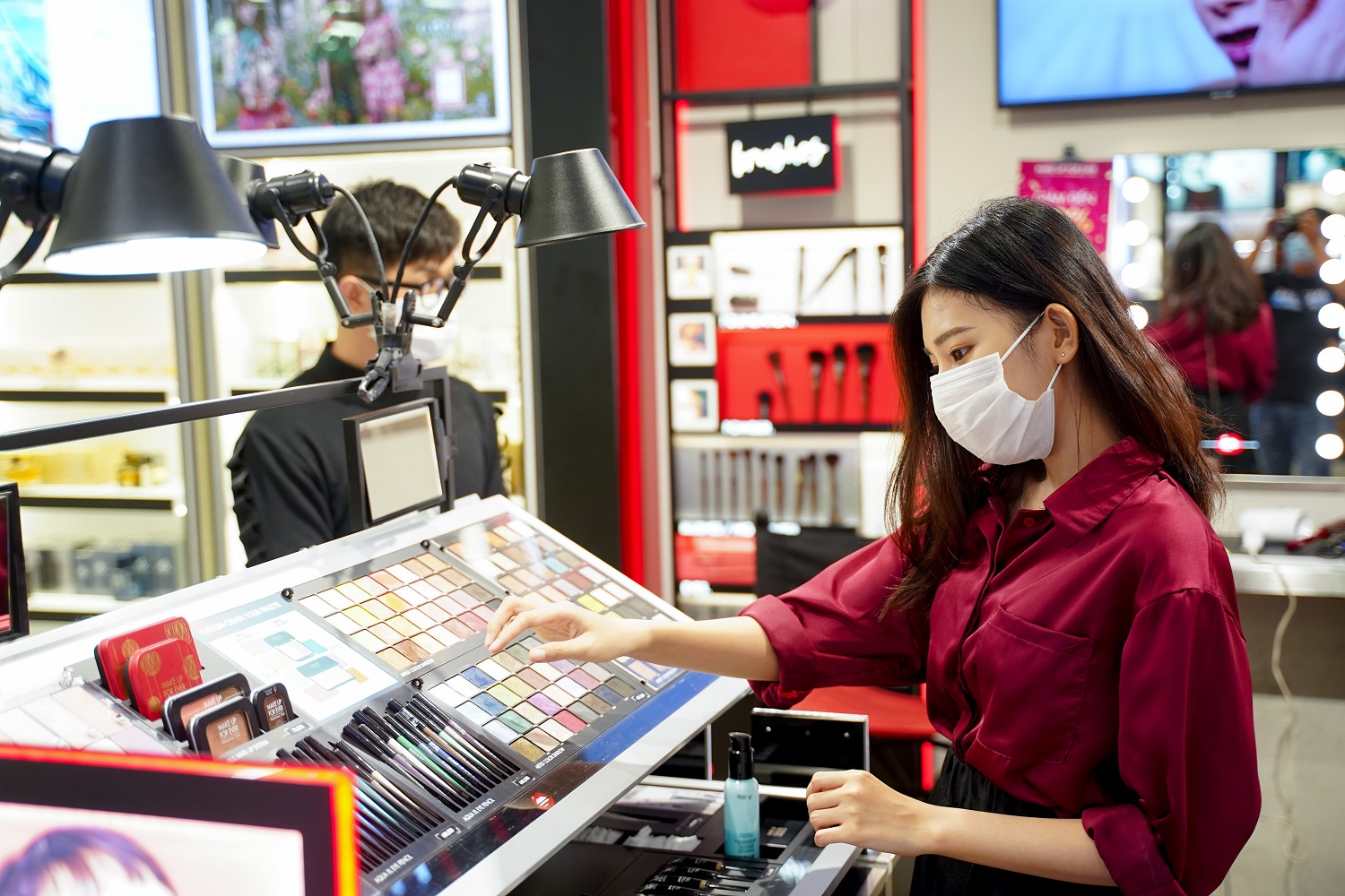 "Nếu bạn buồn, hãy tô thêm một chút son môi"