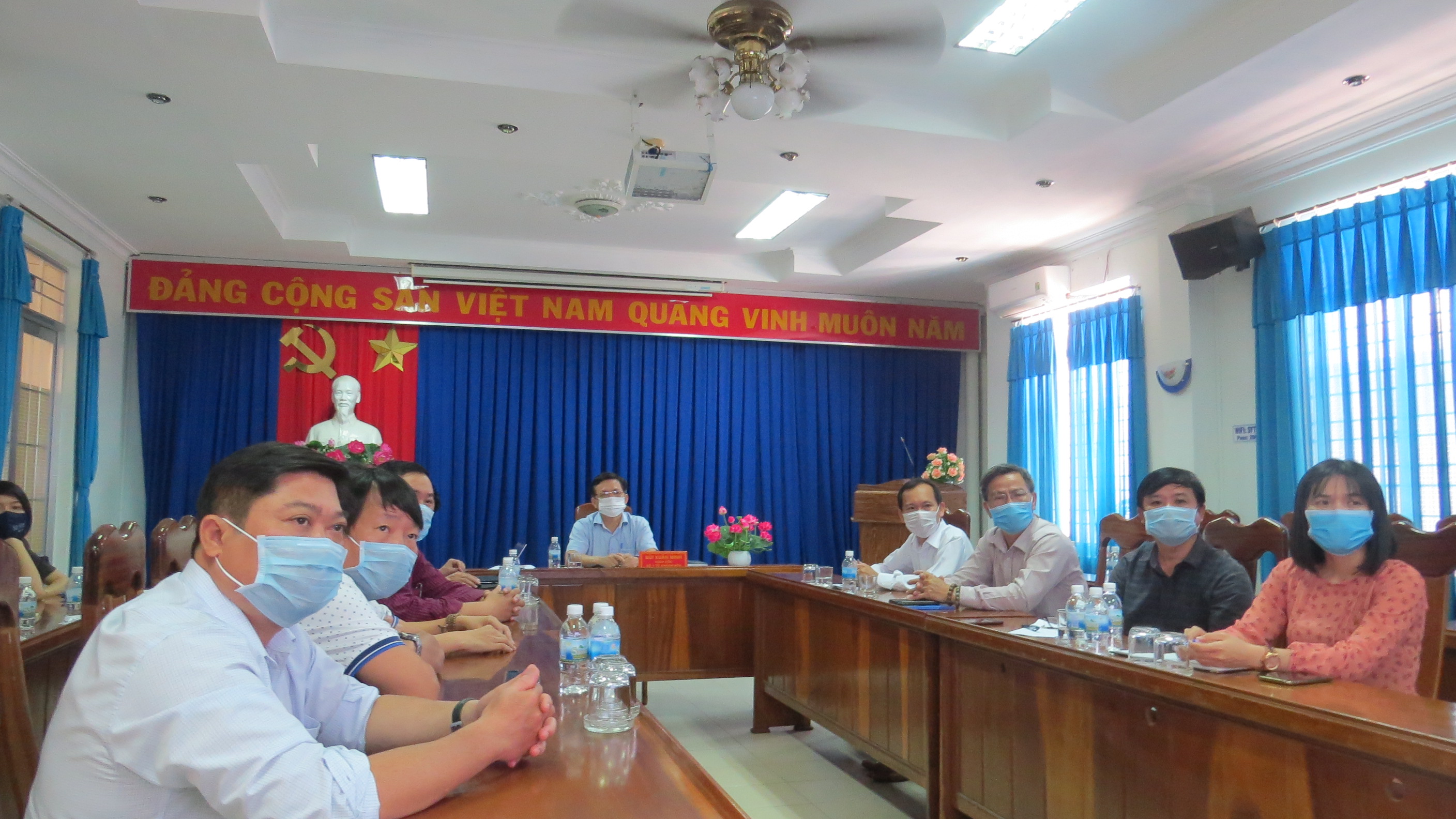 Hướng dẫn triển khai sử dụng, tiêm vắc xin Covid-19