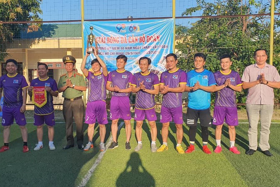 Đội bóng Liên quân cơ quan Tỉnh đoàn - cán bộ đoàn Công an tỉnh đạt cúp vô địch