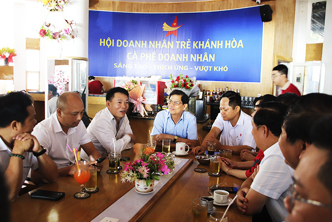 Đồng chí Nguyễn Tấn Tuân và các doanh nhân trò chuyện  tại chương trình “Cà phê doanh nhân”.