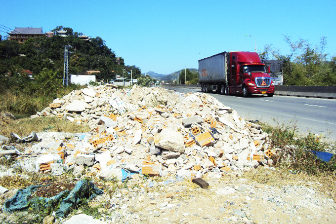 Xà bần chiếm hành lang quốc lộ
