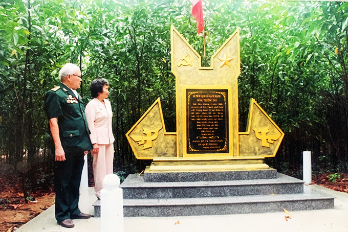 zzBác sĩ Thu Hà cùng chồng thăm bia lưu niệm di tích lịch sử cách mạng ở Quế Sơn, Quảng Nam năm 2014.