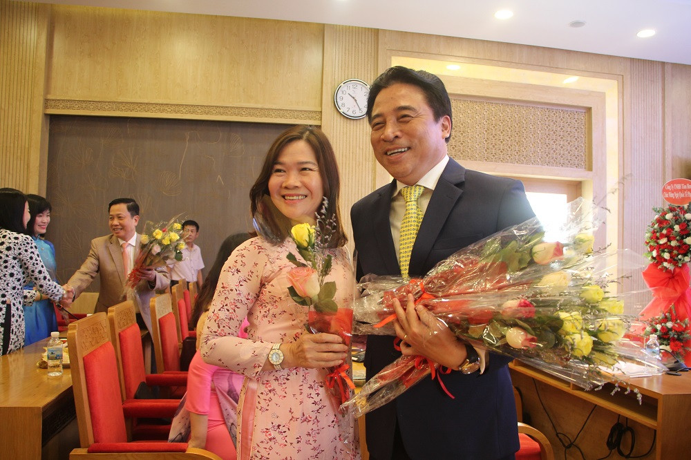 Ông Nguyễn Khắc Toàn tặng hoa chúc mừng cán bộ nữ 8-3
