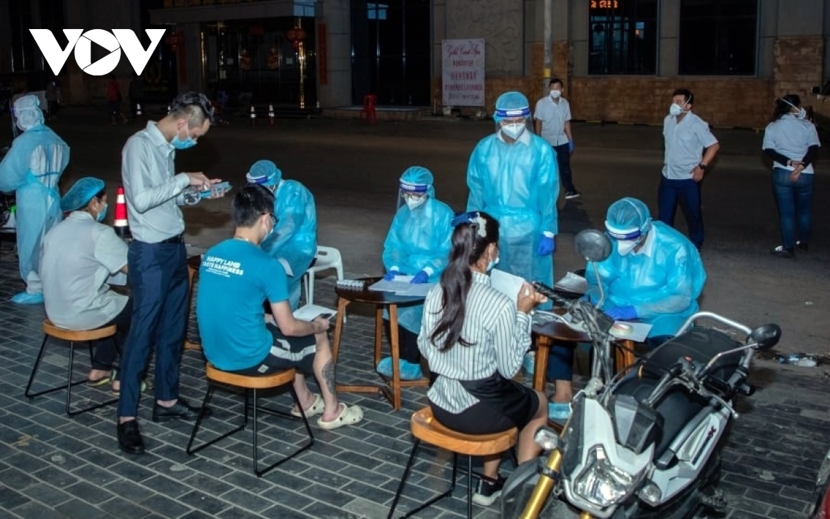 Các nhân viên y tế Campuchia tích cực xét nghiệm các trường hợp nghi nhiễm Covid-19.