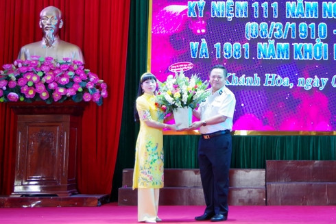 Đại tá Bùi Duy Thống tặng hoa chúc mừng Hội Phụ nữ Học viện.