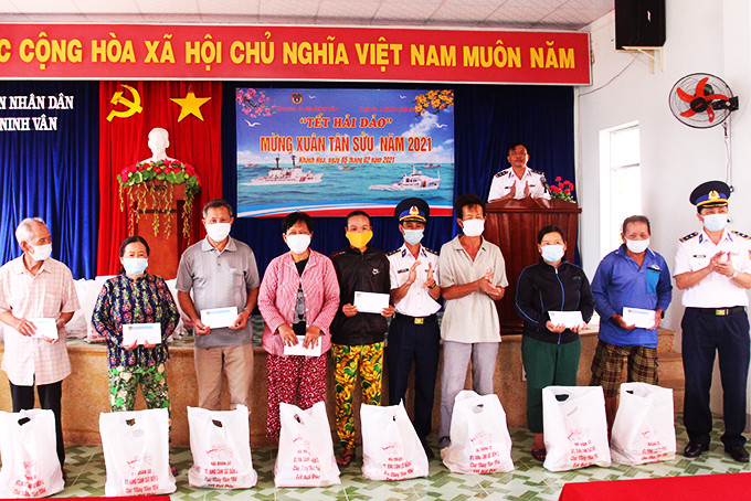 Đơn vị tặng quà cho người dân xã Ninh Vân trong dịp Tết Tân Sửu.