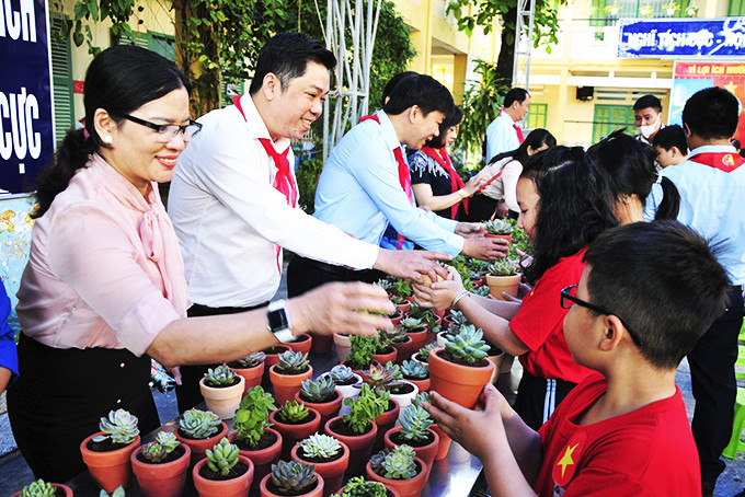 Học sinh Trường Tiểu học Phương Sơn tham gia  chương trình “Đổi rác lấy cây xanh”.