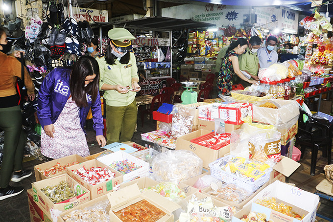 Lực lượng quản lý thị trường kiểm tra mặt hàng bánh kẹo tại chợ Xóm Mới, TP. Nha Trang.  
