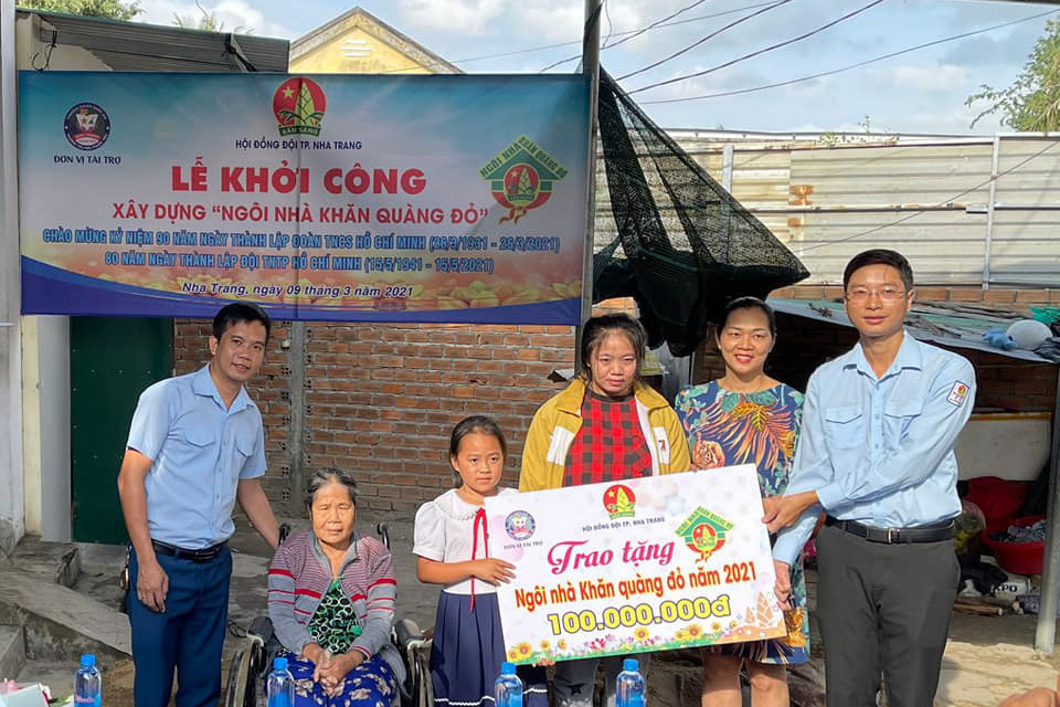 Hội đồng Đội TP. Nha Trang trao biểu trưng công trình cho gia đình em Nguyễn Lê Nhật Quyên