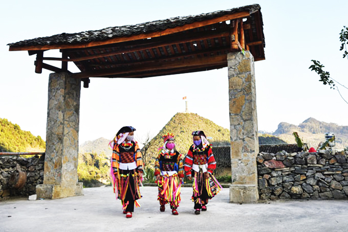 Xây dựng bộ ảnh chuyên đề "Sắc màu các dân tộc Việt Nam"