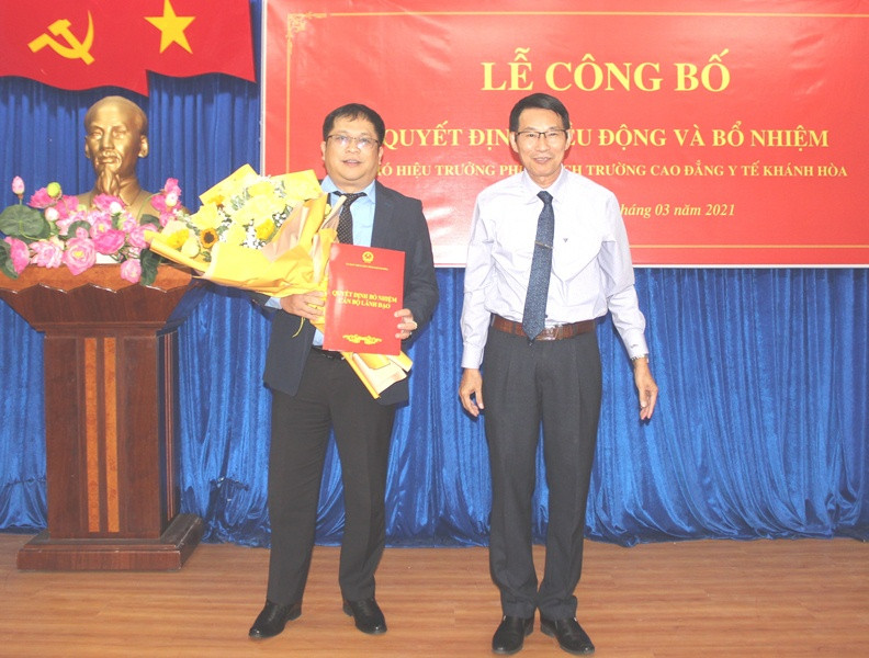 Ông Đinh Văn Thiệu trao quyết định cho ông Hồ Tá Phương.