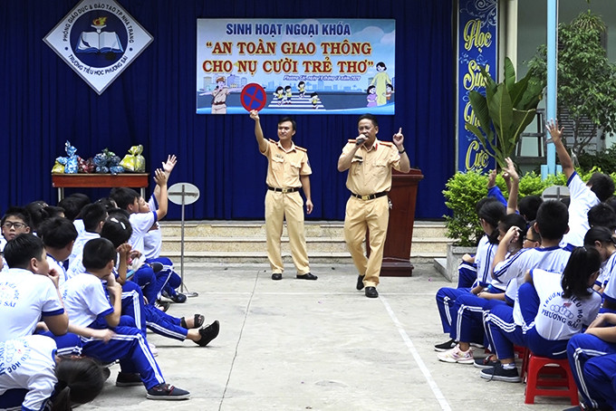 Tuyên truyền an toàn giao thông tại  Trường Tiểu học Phương Sài (TP. Nha Trang).  Ảnh: Mã Phương