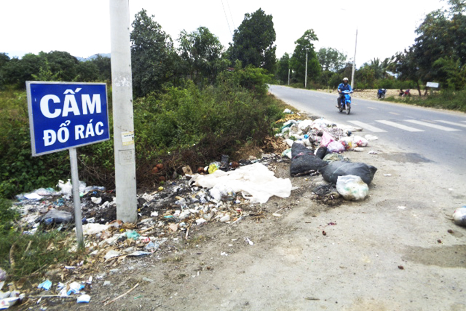 Đổ rác nơi bảng cấm