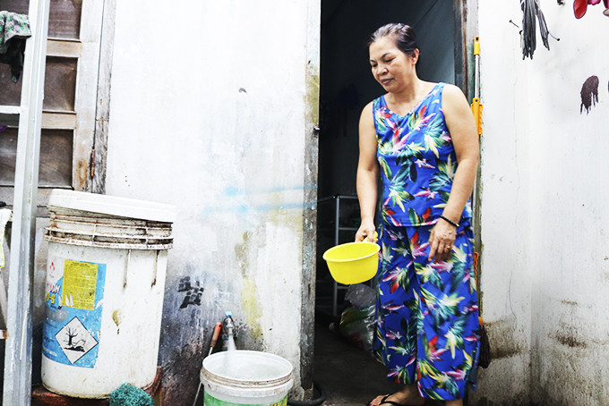 Nước bị nhiễm phèn tại gia đình bà Huỳnh Lâm Phương, người dân tại hẻm 9 đường Trường Sa.