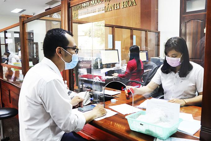 Đại diện tổ chức tín dụng thực hiện giao dịch tại Ngân hàng Nhà nước  Chi nhánh Khánh Hòa.  