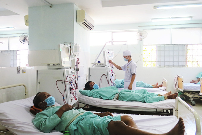 Các bệnh nhân chạy thận nhân tạo tại Bệnh viện Đa khoa tỉnh. 