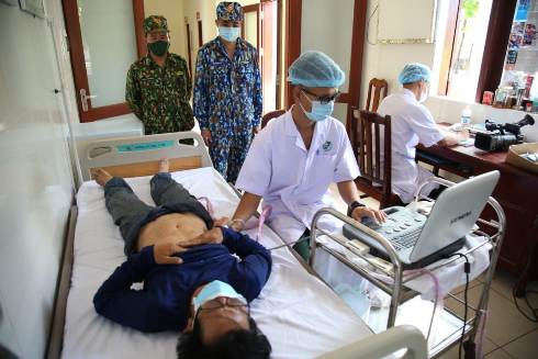 Quân y đảo Trường Sa chăm sóc sức khỏe cho bệnh nhân Thơ.