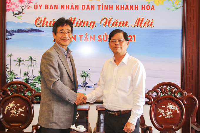 zzĐồng chí Nguyễn Tấn Tuân tiếp ông Takashi Irie - Trưởng đại diện của JPower đến thăm Khánh Hòa.