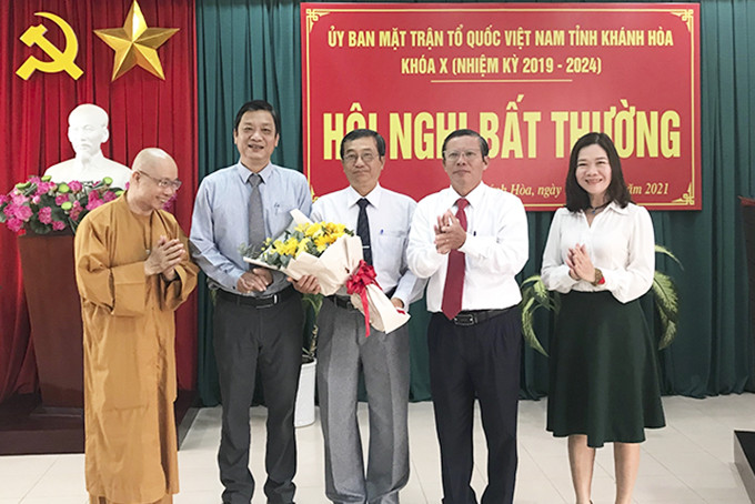 Lãnh đạo UBMTTQ Việt Nam tỉnh tặng hoa chúc mừng ông Cao Ngọc Tâm (giữa).