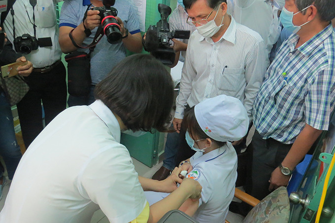 Điều dưỡng Nguyễn Thị Hương là người được tiêm mũi đầu tiên trong lô vắc xin