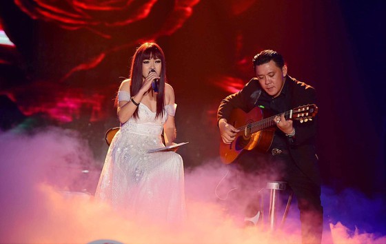 Nghệ sĩ Guitar Hoàng Minh trong một buổi trình diễn cùng ca sĩ Phương Thanh