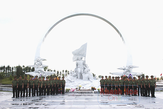 zzCán bộ, chiến sĩ Công an cửa khẩu Cảng hàng không Quốc tế Cam Ranh thăm, viếng Khu tưởng niệm chiến sĩ Gạc Ma.