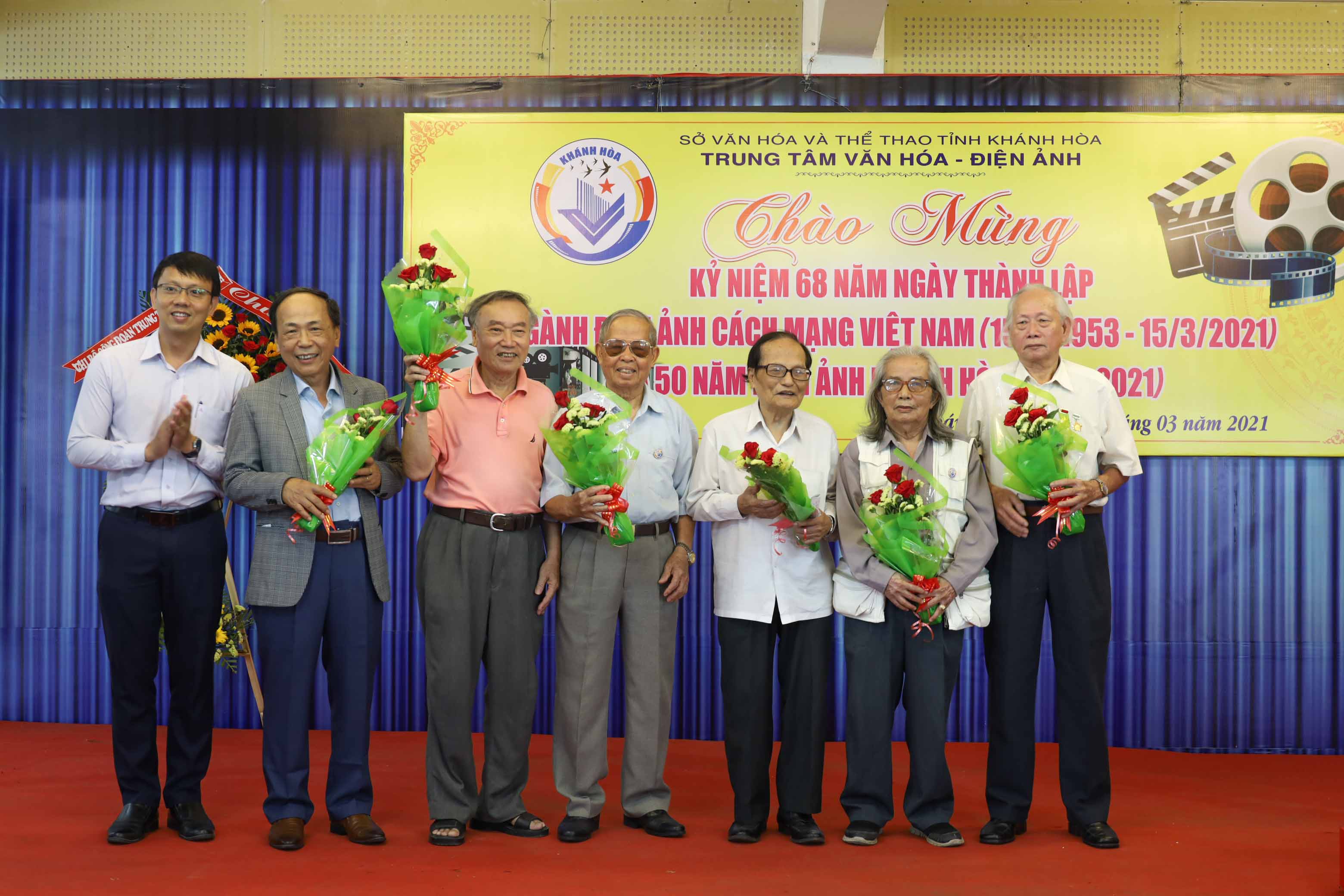 Lãnh đạo Sở Văn hóa và Thể thao tặng hoa chúc mừng những người từng gắn bó lâu năm với nền điện ảnh Khánh Hòa. 