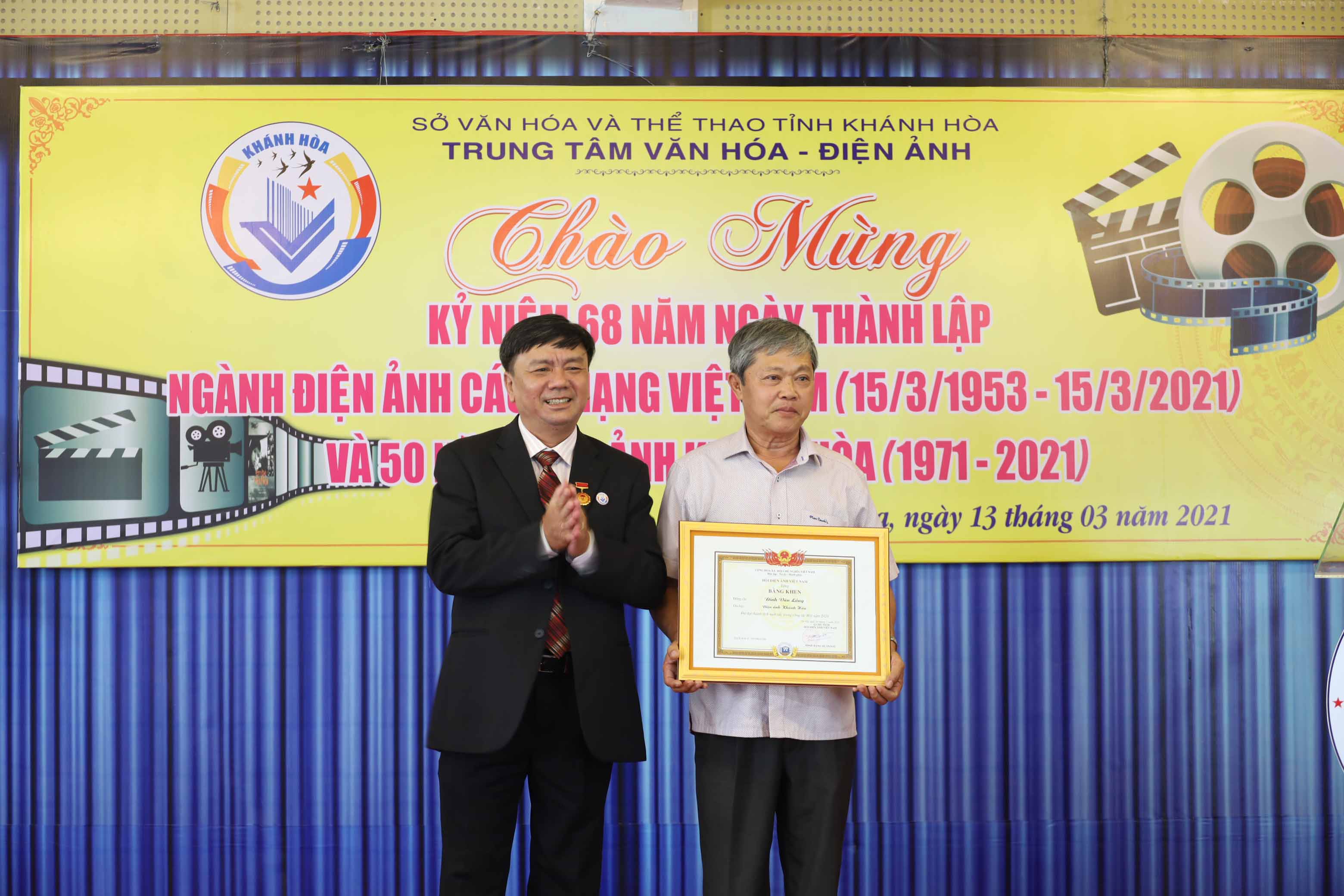 Lãnh đạo Trung tâm Văn hóa – Điện ảnh tỉnh Khánh Hòa trao bằng khen của Hội Điện ảnh Việt Nam cho cá nhân ông Đinh Văn Láng.