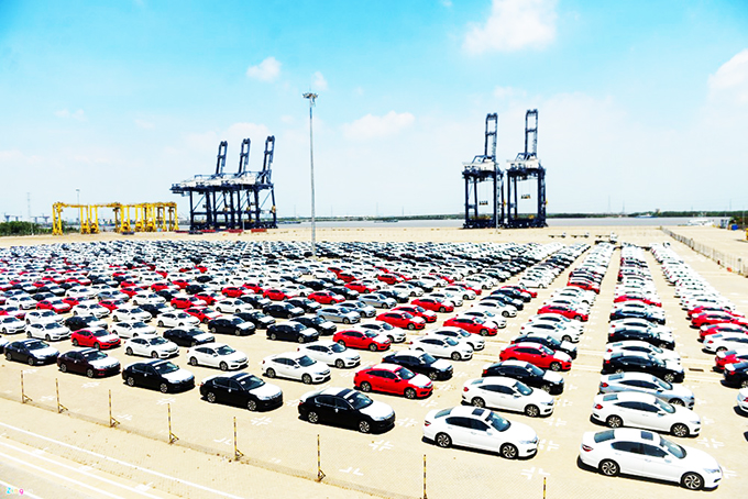 Ô tô nhập về Việt Nam: Tăng về lượng - giảm về giá