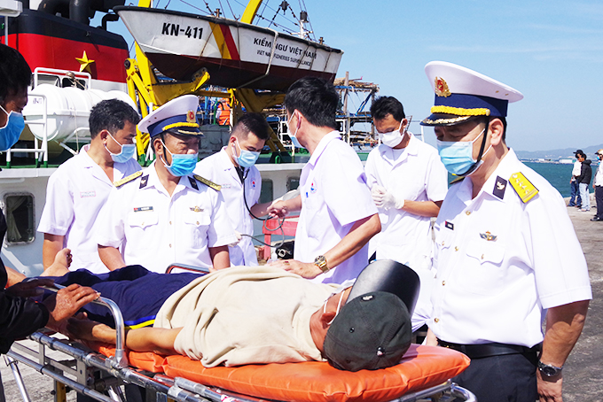 Bàn giao 40 ngư dân cho cơ quan chức năng và gia đình