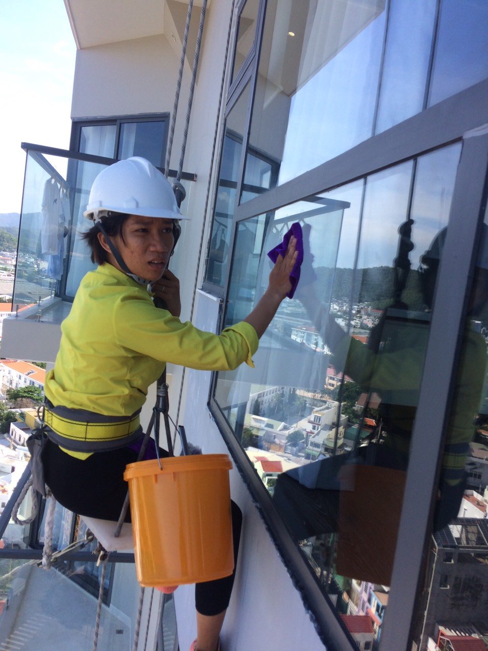 &quot;Bóng hồng&quot; đu dây lau kính trên tòa nhà cao tầng