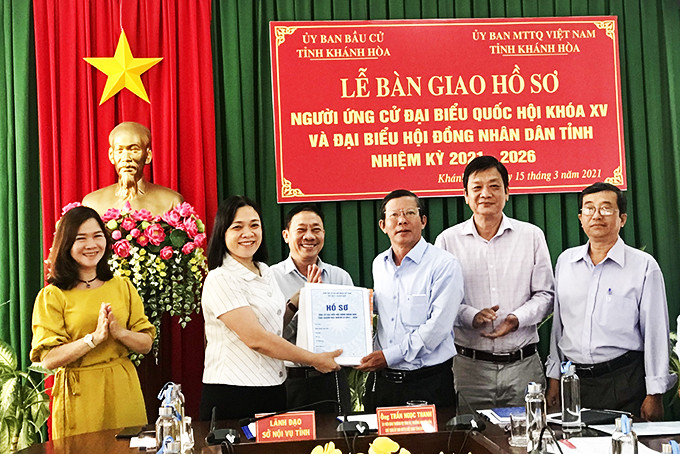 Ông Trần Ngọc Thanh tiếp nhận hồ sơ từ đại diện Ủy ban Bầu cử tỉnh.