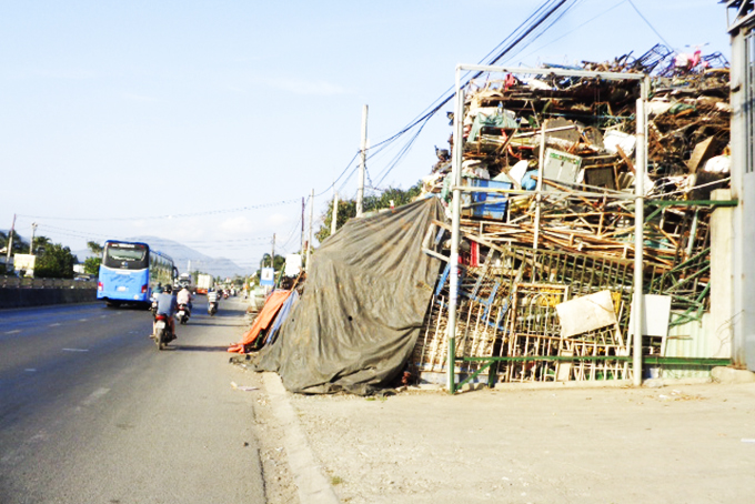 Phế liệu chiếm hành lang quốc lộ