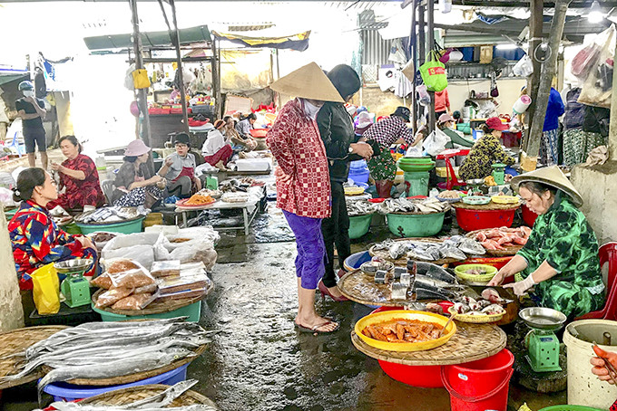 Thực phẩm tươi sống bán tại chợ Phương Sơn. TP. Nha Trang.