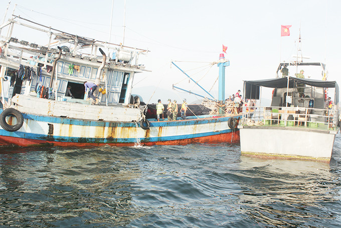 Bộ đội Biên phòng Khánh Hòa và Ninh Thuận phối hợp kiểm tra tàu cá  trên vùng biển tiếp giáp.