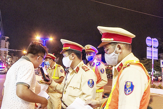 Lực lượng Cảnh sát giao thông Công an TP. Nha Trang tổ chức đo nồng độ cồn.