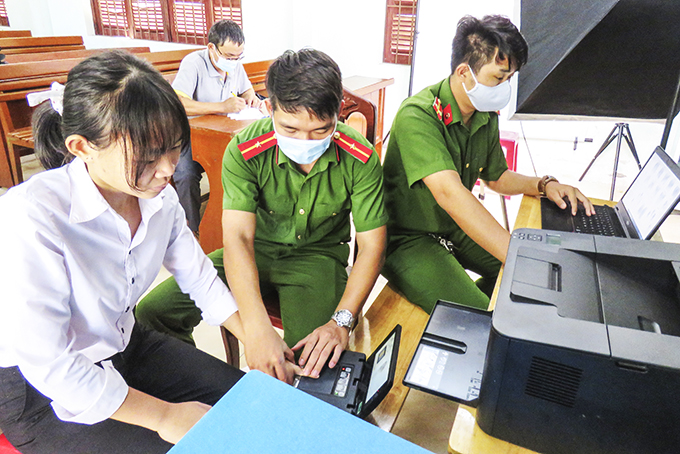 Công an huyện tiếp nhận làm căn cước công dân  cho học sinh Trường THPT Tô Văn Ơn (xã Vạn Khánh).