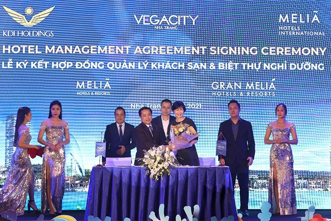 Lễ ký kết hợp đồng quản lý khách sạn và biệt thự nghỉ dưỡng giữa KDI Holdings và Melia Hotels International.
