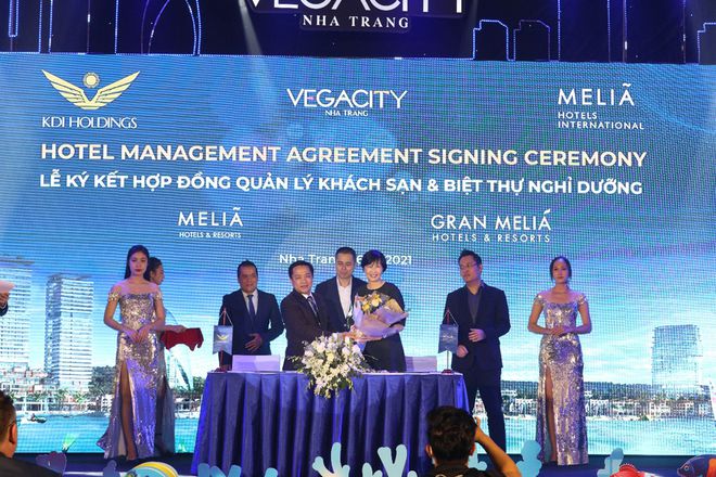 Lễ ký kết hợp tác giữa đại diện của chủ đầu tư KDI Holdings và đại diện của thương hiệu Melia Hotel International - bà Nancy Ning, giám đốc phụ trách Quan hệ đối ngoại