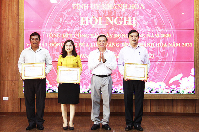 zzĐồng chí Nguyễn Khắc Định trao bằng khen cho 3 tập thể có thành tích xuất sắc trong công tác tham mưu, phục vụ Đại hội Đảng bộ tỉnh lần thứ XVIII.