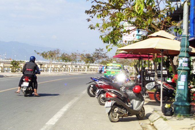 Dựng xe chiếm lòng đường