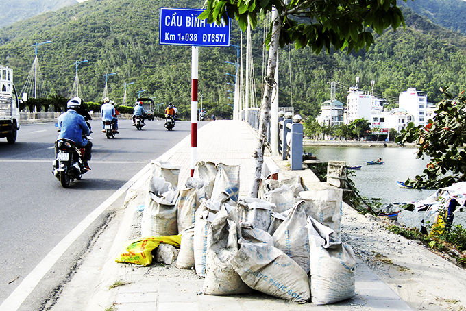 Để đất đá nơi hành lang cầu Bình Tân