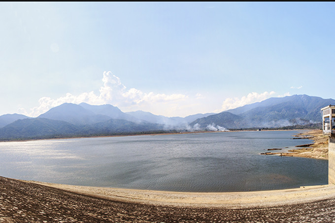 Hồ chứa nước Đá Bàn.  