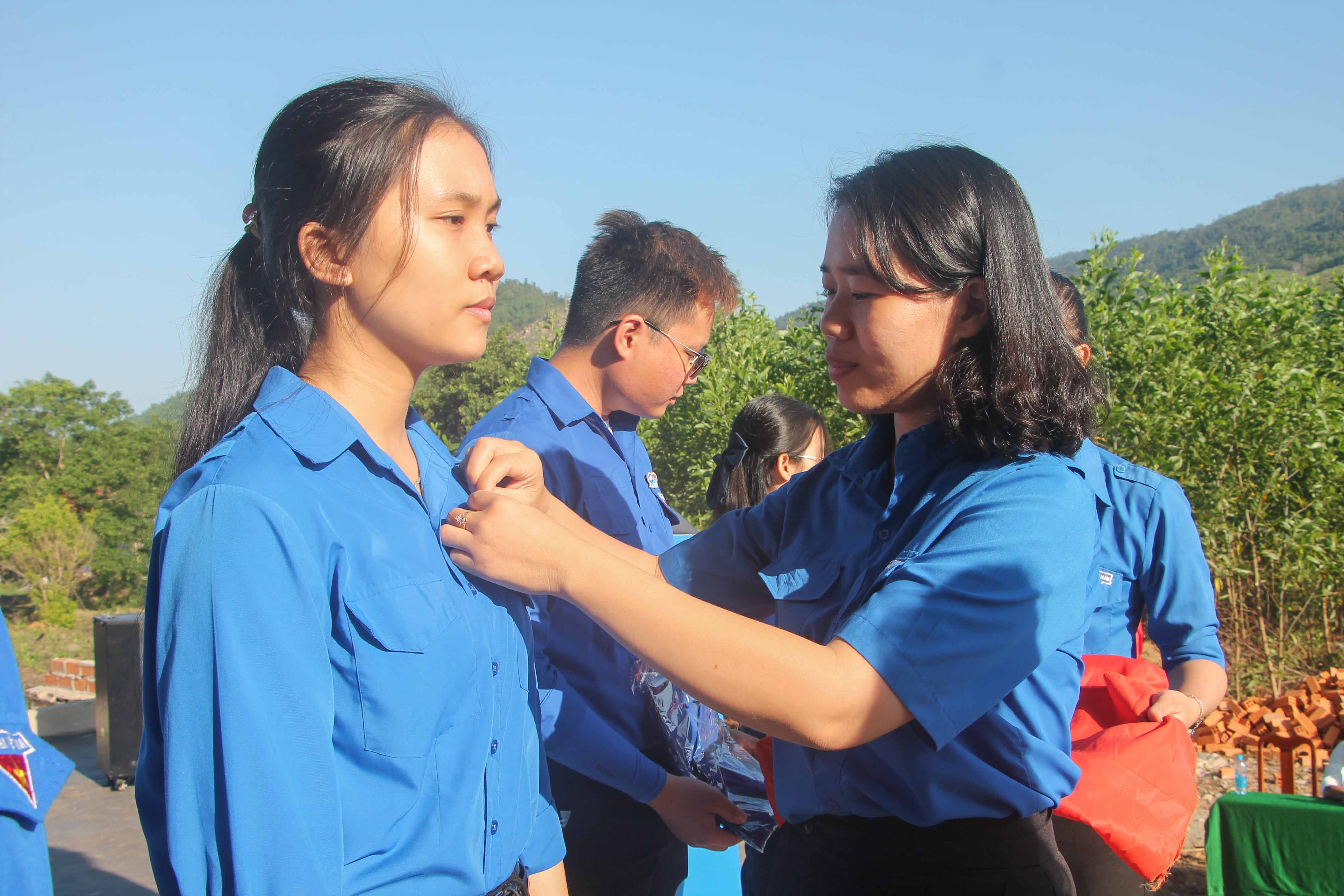 Đoàn Khối các cơ quan tỉnh tổ chức hành trình về nguồn tại Căn cứ cách mạng Hòn Dữ