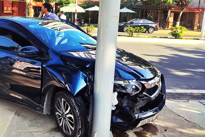 Xe 4 chỗ tông trụ biển quảng cáo