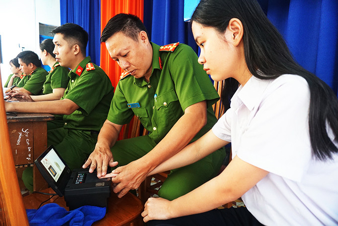 Công an TP. Nha Trang thu nhận hồ sơ căn cước công dân lưu động cho học sinh Trường THPT Lý Tự Trọng.  