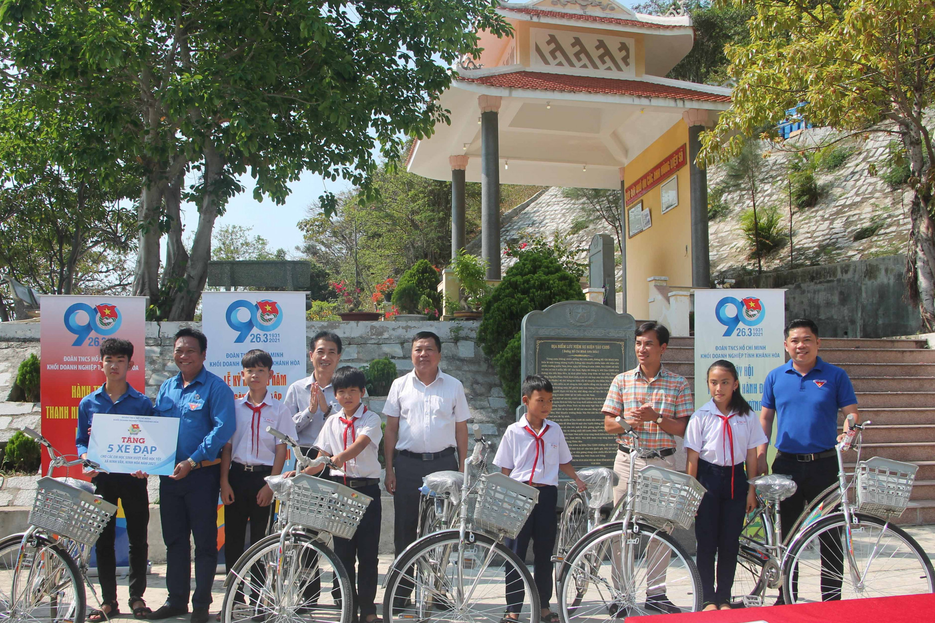 Ban Tổ chức tặng xe đạp cho các học sinh