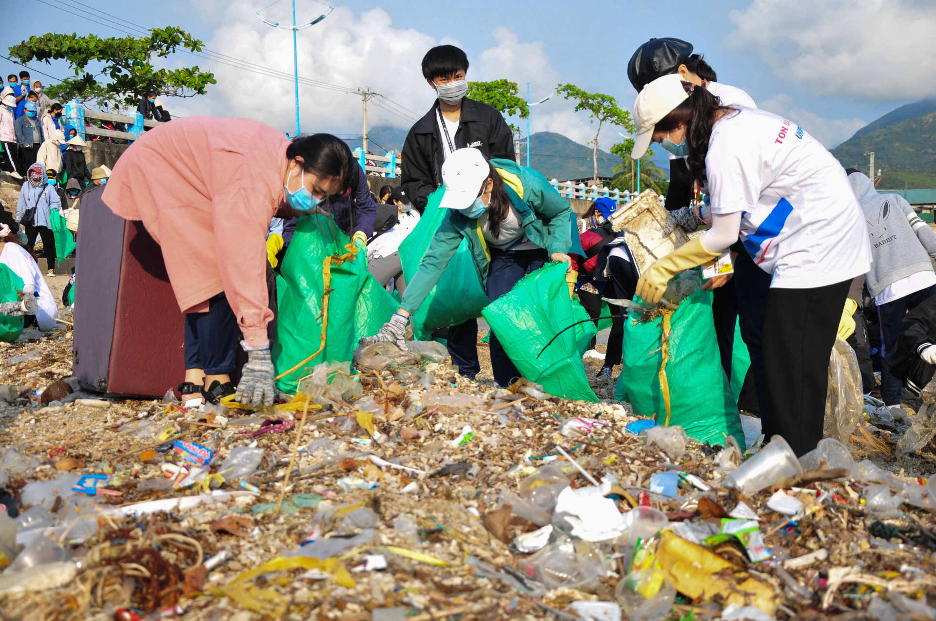 Các tình nguyện viên tham gia thu gom rác trên bãi biển Vĩnh Lương