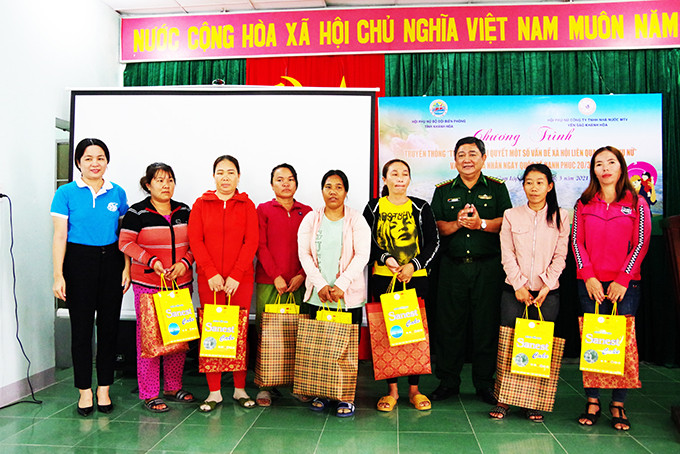 Đại tá Nguyễn Ngãi Hà - Phó Chính ủy Bộ đội Biên phòng tỉnh  tặng quà cho phụ nữ nghèo.